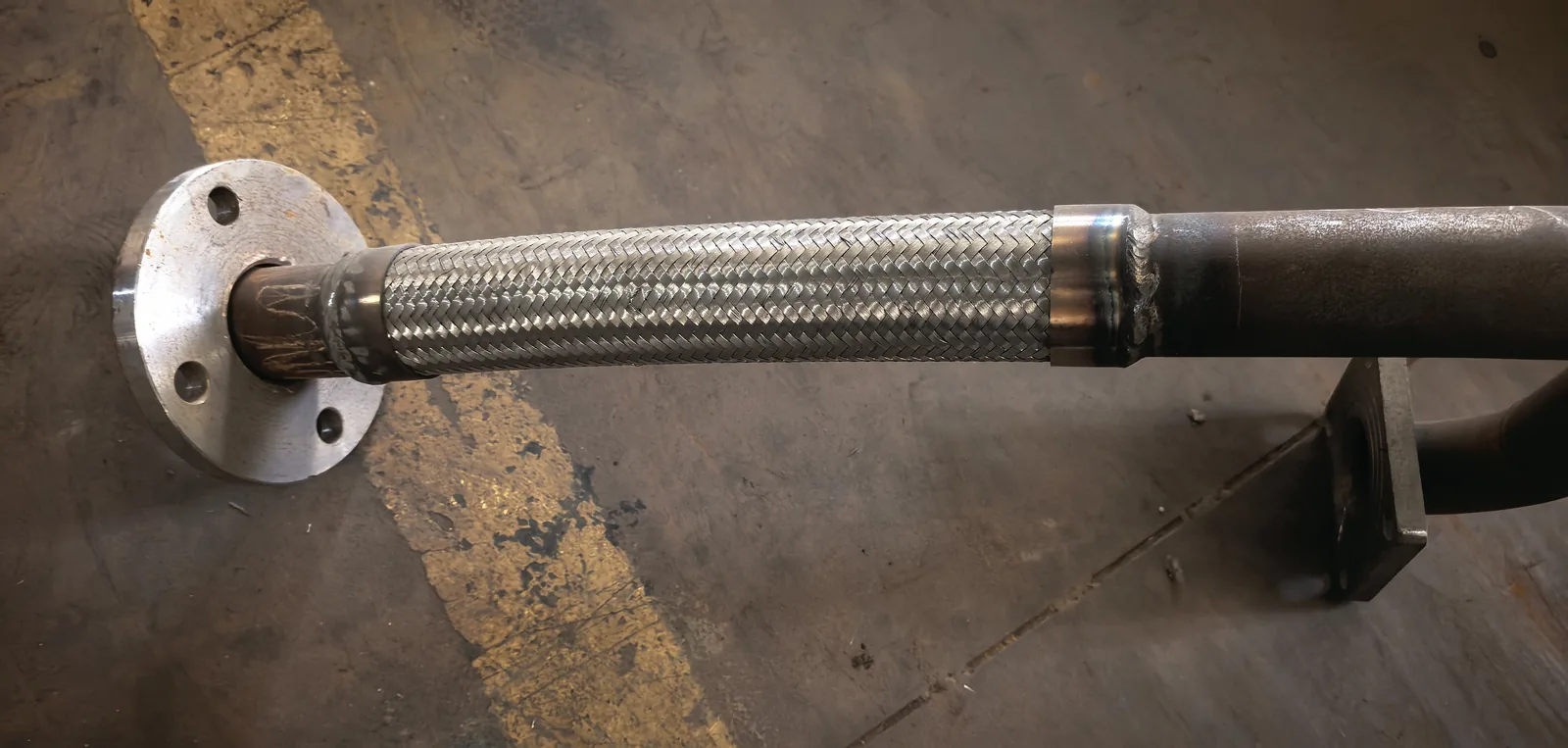 Braided compressor hose with flange and pipe connection